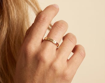 Anillo personalizado con nombre y piedra de nacimiento, anillo grabado a medida, anillo de oro con nombre, delicado anillo con piedra de nacimiento, joyería minimalista para el día a día, regalo para ella.