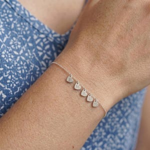 Gepersonaliseerde armband met een verfijnd hartje van 14 karaats verguld goud en meerdere initialen, op maat gemaakte jubileumarmband, minimalistische sieraden voor elke dag, kerstcadeaus