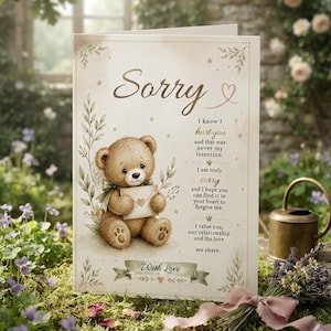 Pode incluir: Um cartão de felicitações cor de creme com um urso de peluche castanho a segurar um envelope. O texto diz Sorry, I know I hurt you and that was never my intention. I am truly sorry and I hope you can find it in your heart to forgive me. I value you, our relationship and the love we share. With Love. A LITTLE BIT OF EVERYTHING.