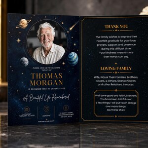 Op de afbeelding: Een gevouwen uitvaartprogramma met een donkerblauwe achtergrond in ruimtethema met planeten en sterren. De voorzijde toont een portret van Thomas Morgan, data en details. De binnenzijde bevat een dankwoord en een bijbelvers als citaat.