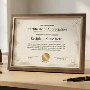 Può includere: Un certificato di apprezzamento in una cornice di legno scuro con bordo dorato. Il documento presenta testo nero, bordi geometrici dorati e un sigillo dorato. Il testo recita: Certificate of Appreciation, This certificate is awarded to, Recipient Name Here.