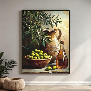 Può includere: Una stampa artistica da parete incorniciata raffigurante un dipinto a olio di una brocca in ceramica rustica, una ciotola piena di olive verdi e una bottiglia di vetro di olio d'oliva. Rami d'ulivo con foglie verdi pendono sopra la brocca.