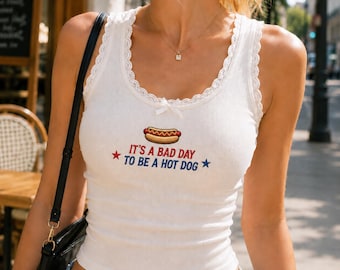 Camiseta sin mangas bordada "Es un mal día para ser un perrito caliente", camiseta sin mangas acanalada divertida para el 4 de julio, camiseta americana de barbacoa, top corto patriótico de perrito caliente.