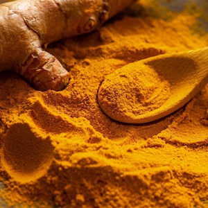 Biologische kurkumawortelschijfjes en -poeder, pure curcuma longa, hoge curcumine, natuurlijke gele kleurstof, veganistisch en glutenvrij
