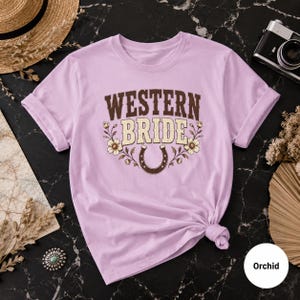 Västerländsk brudtröja | Comfort Colors® Möhippa-t-shirt Cowgirl-brudpresent | Hästsko-blommig brudtröja | Lantlig bröllopströja | Brudpresent