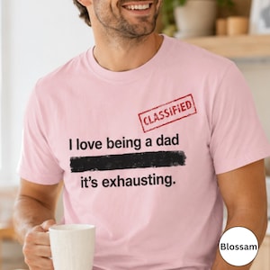 Maglietta divertente per papà con la scritta "Classified Redacted Tee", "Amo essere papà, è estenuante", "Regalo sarcastico per papà", "Comfort Colors® Dad Shirt"