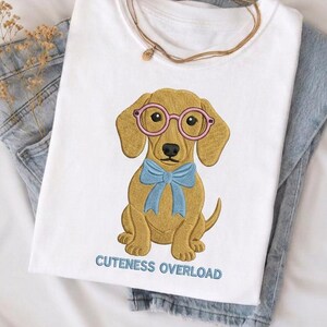 Bordado falso PNG de perro salchicha adorable, sublimación de perro salchicha coqueto, diseño de cachorro con lazo azul