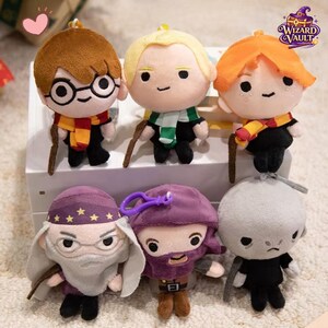 Muñeco de peluche de mago: juguete de peluche de personaje mágico, figura de peluche adorable, regalo de fantasía, llavero de anime suave, regalo coleccionable para fans.