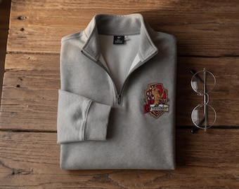Pull brodé à glissière sur un quart Gryffondor | Cadeau HP | Pull sorcier | Sweat-shirt à écusson | Tailles S à 3XL | Mélange de coton