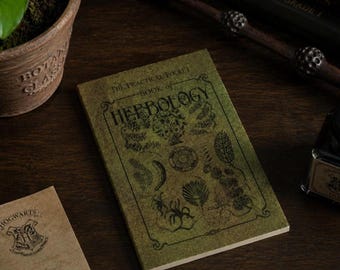 Örtologi fickbok | HP-inspirerad guide till magisk växt | Vintage mini-trollkarlsbok | Samlarpresent för magi- och botanikälskare