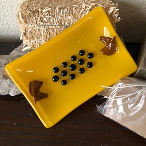Gelbe Glasschüssel mit braunem Pferdekopf und schwarzen Anhängern 10x15cm