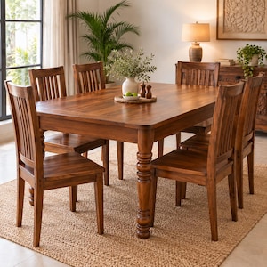 Puede incluir: Una mesa de comedor rectangular de madera con superficie lisa y patas gruesas torneadas, acompañada de seis sillas a juego con respaldos de listones verticales. Los muebles están hechos de madera de tono medio con veta visible.