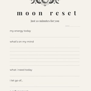 Könnte beinhalten: Eine beige Journalseite mit den Worten "moon reset" und dem Satz "just 10 minutes for you". Die Seite enthält Aufforderungen zur Selbstreflexion, wie "my energy today" und "what's on my mind".