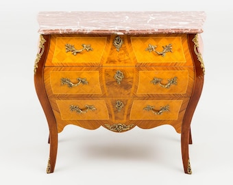 Cómoda de estilo antiguo con tapa de mármol adornada con marquetería, mesita de noche abovedada de estilo francés, mueble de almacenamiento vintage para dormitorio.