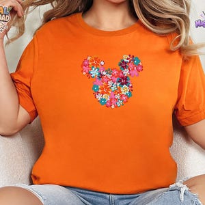 Blommig t-shirt med Musse Pigg-huvud, Disney-blommotiv PNG-nedladdning bild 7