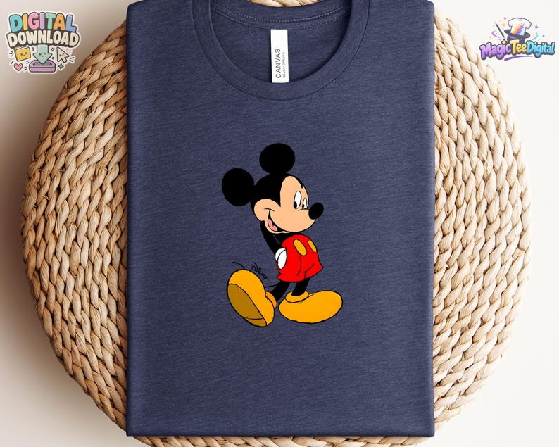 Peut inclure: Un t-shirt bleu marine &agrave; col rond arborant une impression graphique de Mickey Mouse. Le personnage est repr&eacute;sent&eacute; dans une pose classique avec des oreilles noires, un visage beige, un short rouge et de grandes chaussures jaunes.