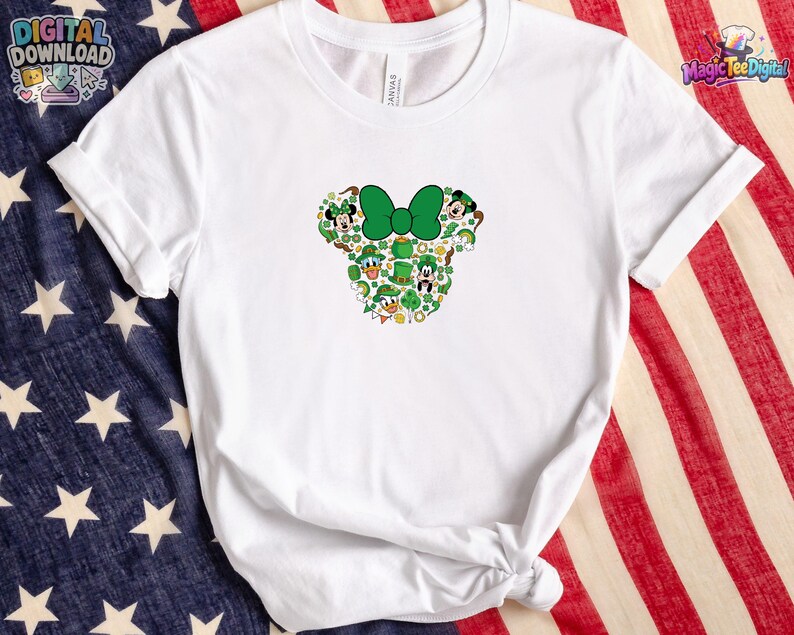 Pu&ograve; includere: Una t-shirt bianca a maniche corte con una grafica centrale a forma di silhouette di testa di topo. Il design &egrave; riempito con icone verdi a tema San Patrizio, tra cui trifogli, cappelli da leprecano, pentole d'oro e volti di personaggi.