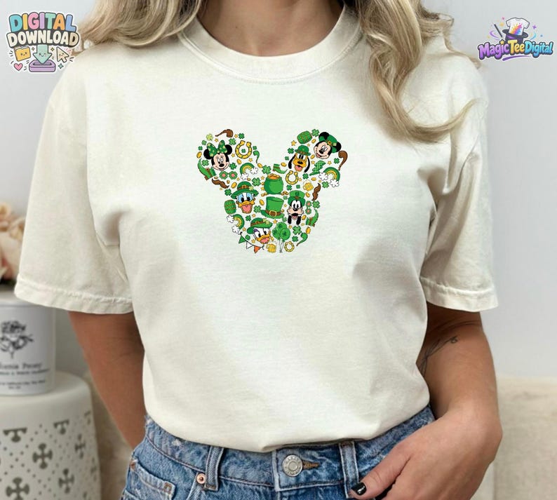 Pu&ograve; includere: Una t-shirt a maniche corte color crema con un design grafico centrale composto da vari personaggi dei cartoni animati e simboli del giorno di San Patrizio disposti a forma di silhouette di testa di topo, inclusi cappelli verdi e trifogli.