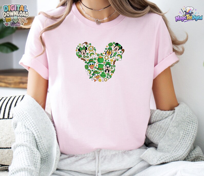 Pu&ograve; includere: Una t-shirt a maniche corte color rosa chiaro con una grafica centrale a forma di silhouette di testa di topo. La grafica &egrave; composta da varie icone verdi a tema San Patrizio, tra cui trifogli, leprecauni e volti di personaggi animati.