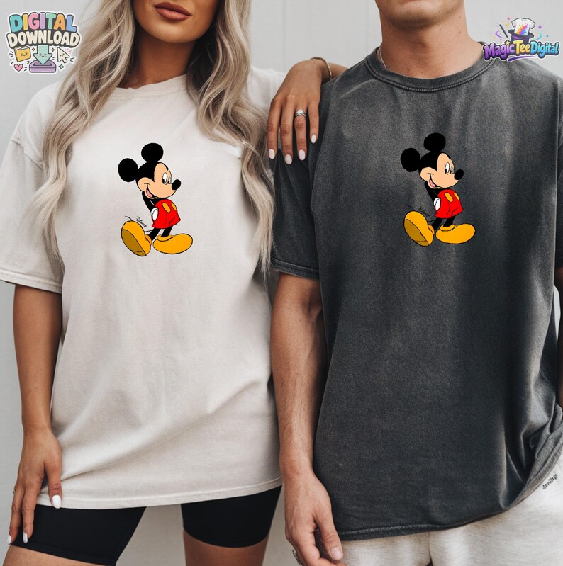 Peut inclure: Deux t-shirts &agrave; manches courtes et col rond, l'un beige clair et l'autre gris anthracite, arborant chacun un motif central de Mickey Mouse portant un short rouge et des chaussures jaunes. Les t-shirts ont une coupe d&eacute;contract&eacute;e en coton.