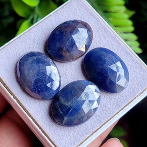 Lote de safira azul lapidada em rosa, formato oval, 62,50 quilates, tamanho 15 x 20 mm.