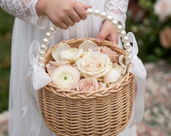 Cestino per damigella d'onore con manico in perla, cestino per petali da sposa, cestino per fiori in rattan stile boho, regalo per damigella d'onore.