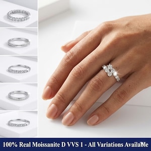 Könnte beinhalten: Eine Hand, die einen silbernen Ring mit mehreren runden Diamanten trägt. Das Bild zeigt auch mehrere andere silberne Ringe mit verschiedenen Diamantfassungen. Der Text unten lautet: "100% Real Moissanite D VVS 1 - All Variations Available."