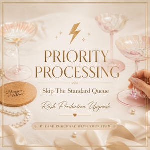 Puede incluir: Imagen con el texto "PRIORITY PROCESSING" y "Rush Production Upgrade". La imagen presenta copas de champán, un posavasos y elementos decorativos. El tema está relacionado con el procesamiento acelerado de pedidos.