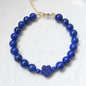 Pulsera de lapislázuli natural, dije de flor tallada, extensor de cierre dorado, joyería para la sanación del tercer ojo.
