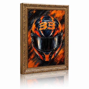 Könnte beinhalten: Ein gerahmtes Ölgemälde, das einen Rennhelm mit der deutlich sichtbaren Nummer 33 auf der Stirn zeigt. Der Helm ist in dicken, strukturierten Strichen in Orange, Schwarz und Weiß gemalt und vor einem passenden abstrakten Hintergrund platziert.