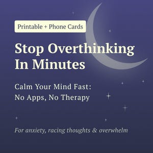 Puede incluir: Un gráfico azul marino con texto blanco que dice "Stop Overthinking In Minutes". La imagen también incluye el texto "Printable + Phone Cards" y "Calm Your Mind Fast: No Apps, No Therapy". Una luna creciente y estrellas están en el fondo.