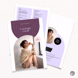 Op de afbeelding: Een breipatroondocument getiteld Knitty Bitty Lounge Cardi, met een foto van een persoon in een beige trui en korte broek, maatinformatie van XS tot 3XL, afkortingen en technische instructies gedrukt op wit en paars papier.