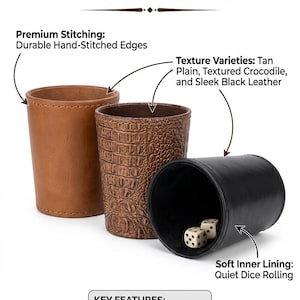 Può includere: Tre bossoli cilindrici in pelle nei colori beige, marrone con texture coccodrillo e nero. I bossoli presentano bordi cuciti a mano e una morbida fodera interna. Due dadi bianchi con punti neri sono all'interno del bossolo nero. Il testo include PREMIUM HANDCRAFTED LEATHER DICE CUPS e KEY FEATURES.