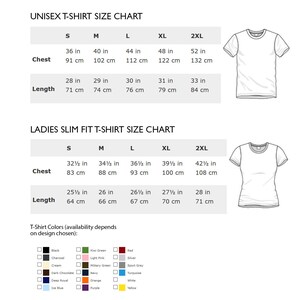 以下が含まれることがあります： ユニセックスとレディースの細身のTシャツのサイズ表で、インチとセンチメートルで測定されています。表はSから2XLのサイズを示しています。Tシャツの色は、黒、チャコール、クリーム、ダークチョコレート、ディープロイヤル、アイスブルー、キウイグリーン、ライトピンク、ミリタリーグリーン、ネイビー、オレンジ、パープル、レッド、シルバー、スポーツグレー、ターコイズ、ホワイト、イエローです。