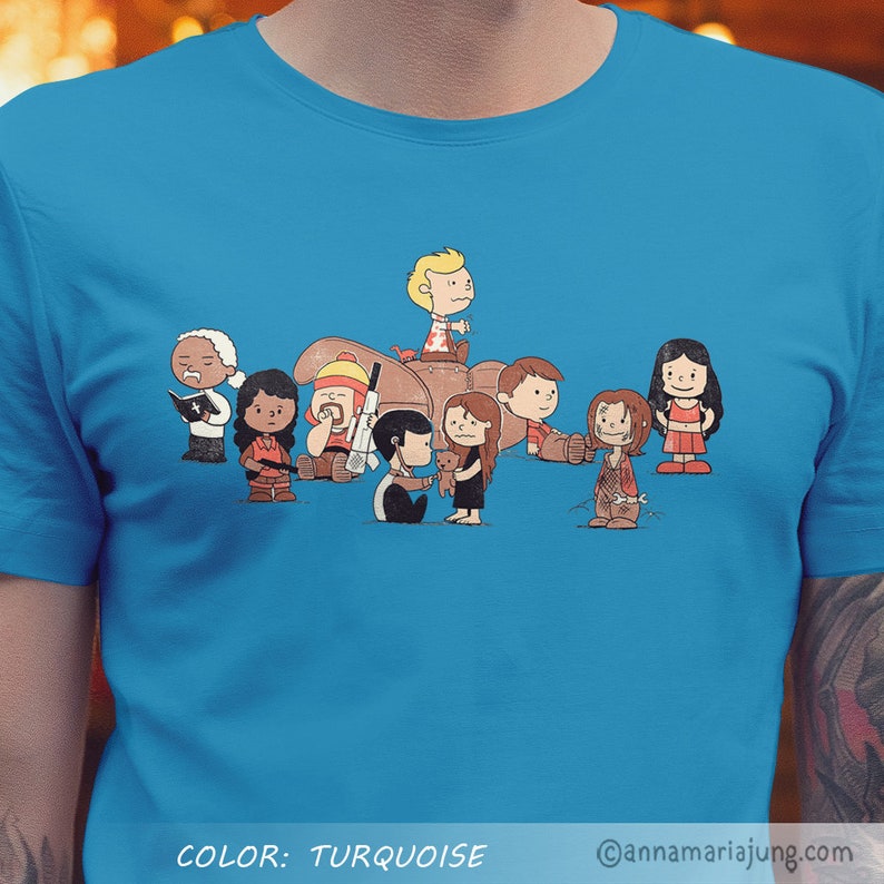 以下が含まれることがあります： ターコイズブルーのTシャツに、「ピーナッツ」のキャラクターが映画「ウォーキング・デッド」のキャラクターに扮したグラフィックがプリントされています。画像の下部に「COLOR: TURQUOISE」というテキストがあります。