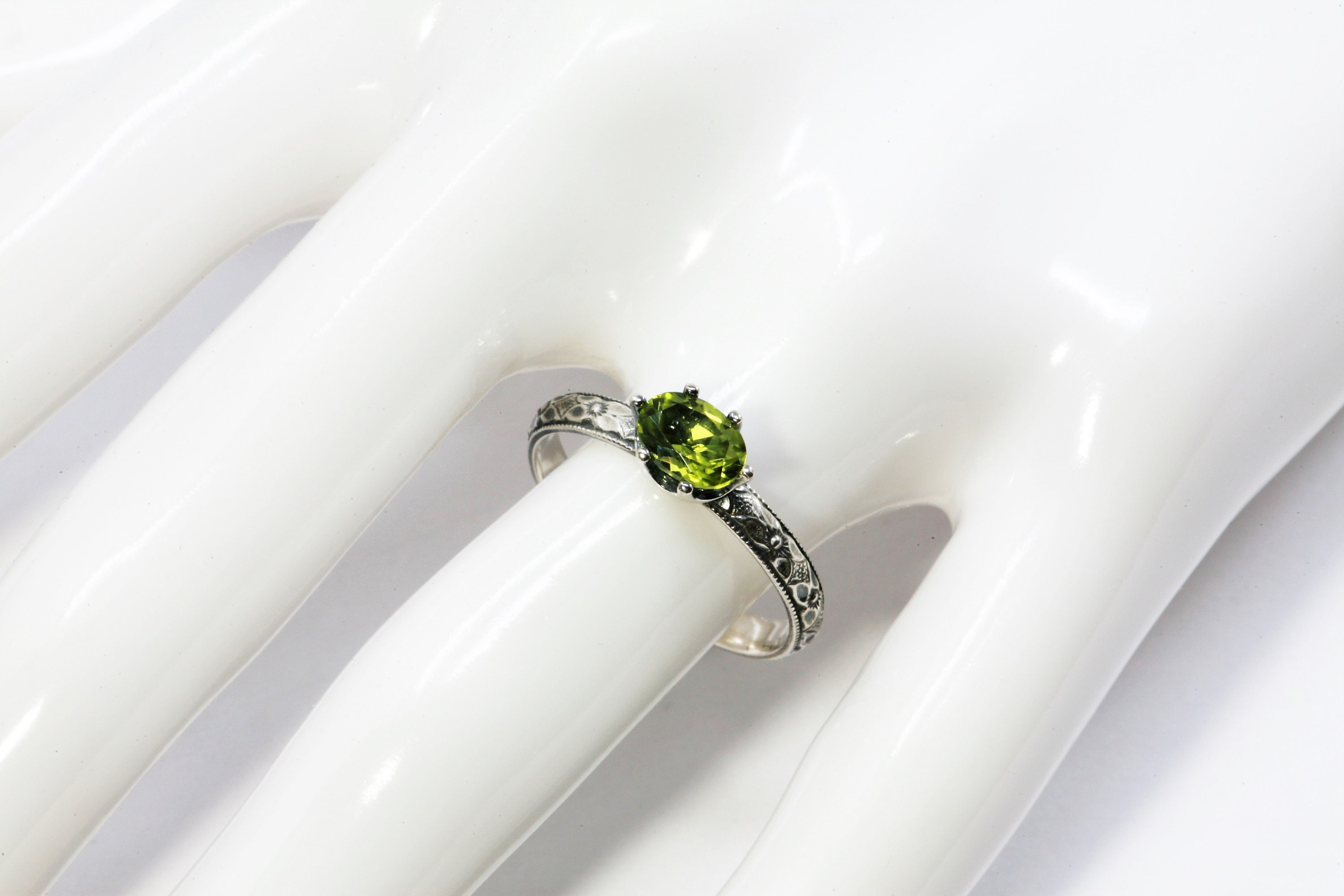 7.35 CT Naturale Verde Oliva Peridoto Ovale Gemma Certificato