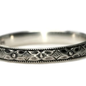 925 Sterling Silver Symmetrical Flower Pattern Band