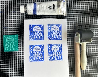 Cartolina realizzata a mano con tecnica linoleografica, soggetto: meduse