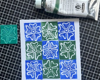 Postal grabada en linóleo hecha a mano con colorido motivo floral.