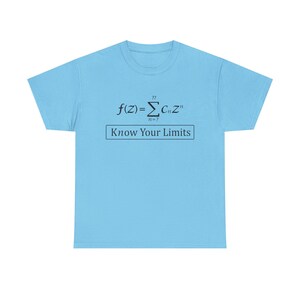 Puede incluir: Una camiseta azul claro con la fórmula matemática f(z) = Σ CnZn y el texto "Know Your Limits" en negro. La camiseta está hecha de un material suave.