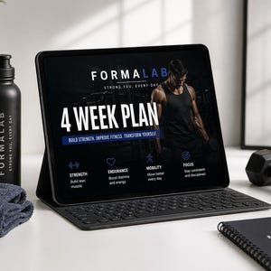 Puede incluir: Una imagen con temática de fitness con una tableta negra que muestra un "4 WEEK PLAN" con iconos de fuerza, resistencia, movilidad y enfoque. También hay una botella de agua negra, una toalla, pesas y un cuaderno. El texto "FORMALAB" es visible.