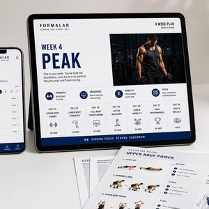 Puede incluir: Un smartphone y una tableta que muestran una interfaz de aplicación de fitness con el texto "FORMALAB" y "WEEK 4 PEAK". También es visible una guía de ejercicios impresa. La aplicación muestra planes de entrenamiento y una foto de una persona haciendo ejercicio.