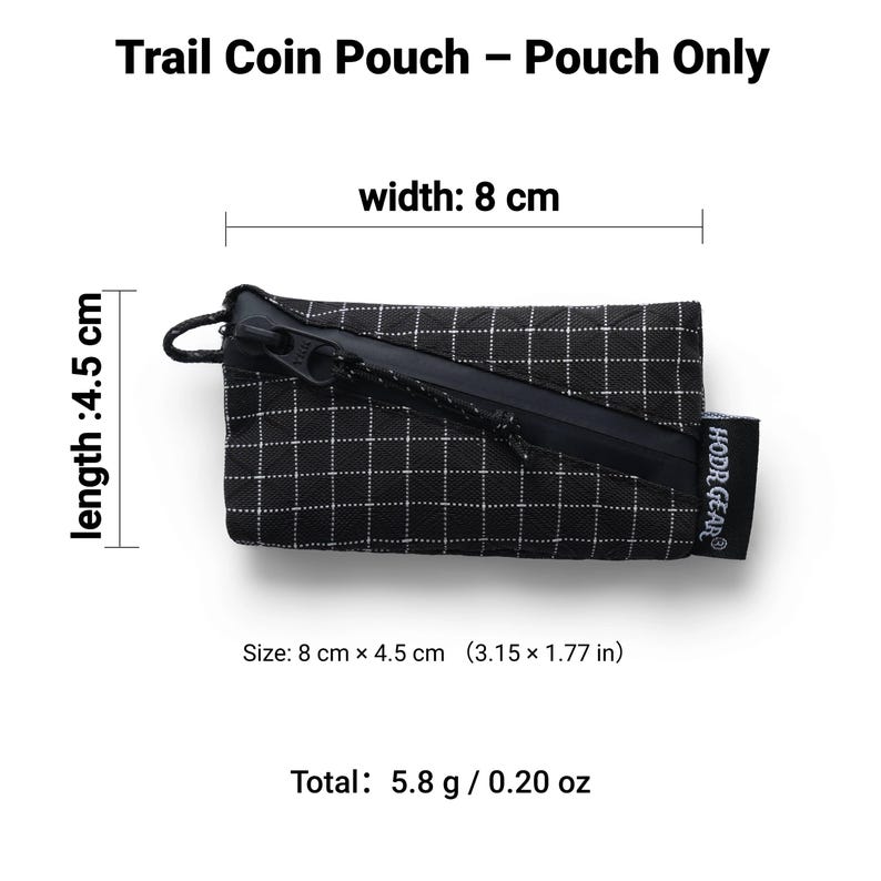 Pu&ograve; includere: Portamonete a scacchi bianchi e neri con cerniera nera e piccolo anello. Il portamonete misura 8 cm x 4,5 cm ed &egrave; etichettato come "Trail Coin Pouch - Pouch Only". C'&egrave; un'etichetta con scritto "HODR GEAR".