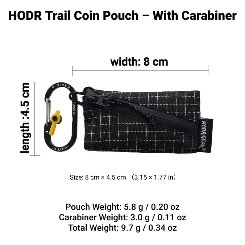 Pu&ograve; includere: Portamonete a scacchi bianchi e neri con cerniera nera e moschettone nero con un accento giallo. La borsa misura 8 cm di larghezza e 4,5 cm di lunghezza. Il testo "HODR Trail Coin Pouch - With Carabiner" &egrave; in alto.