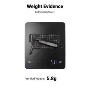 Pu&ograve; includere: Una bilancia digitale nera mostra un peso di 5,8 grammi. Un piccolo astuccio a scacchi bianchi e neri contiene un oggetto nero. Il testo in alto recita "Weight Evidence" e "Built for ultralight carry."