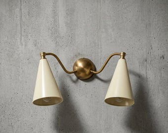 Handgefertigte Doppelkegel-Wandleuchte aus Messing, Mid-Century Modern Vanity Light, Elfenbeinfarben (Hardwired/Plug-In)