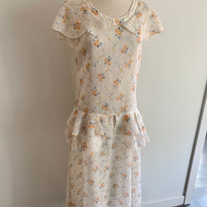 1930s vintage cotton dotted floral Gatsby tea dress with shawl collar and hip flounces-size M image 2