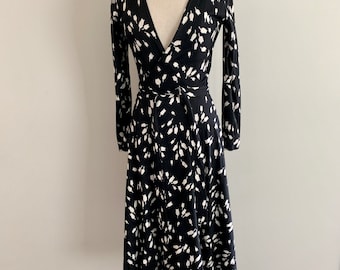 Diane VonFurstenberg iconic b/w tulip print, early wrap dress. Size X/S (marked 8)