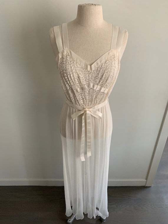 Lovely detailed sheer negligée - image 3