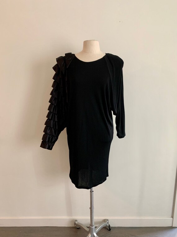 Vintage 70s/80s Don Kline dramatic one ruffled sle